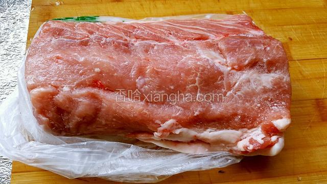 里脊肉，下面带一层小猪皮