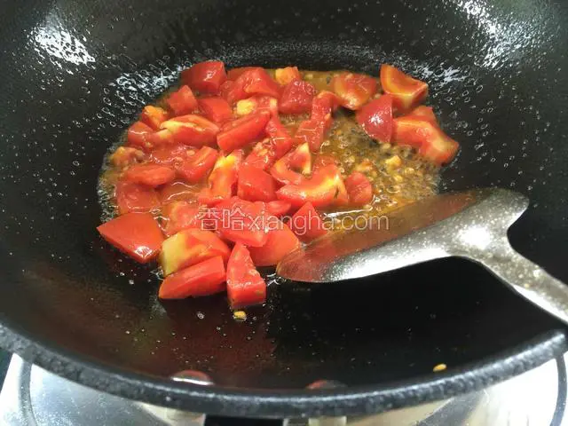锅烧热，倒入油，油热后倒入西红柿翻炒出红汤。