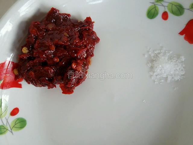 再准备豆瓣五克，白糖少许
