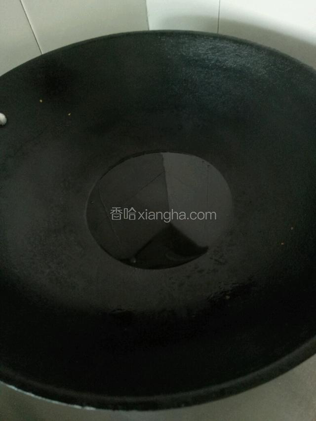 炒锅内倒进油烧至五成热。