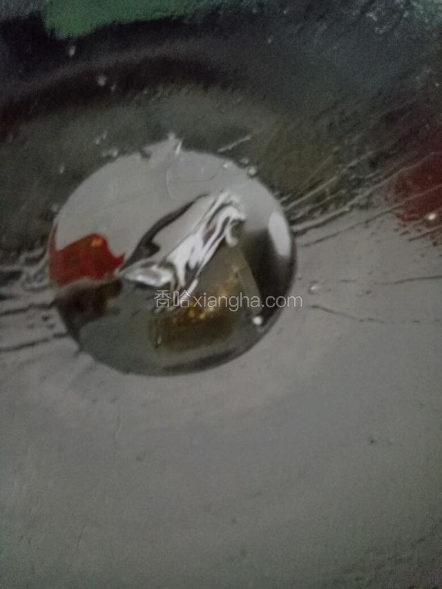 把锅内热油倒出，仅剩少许。