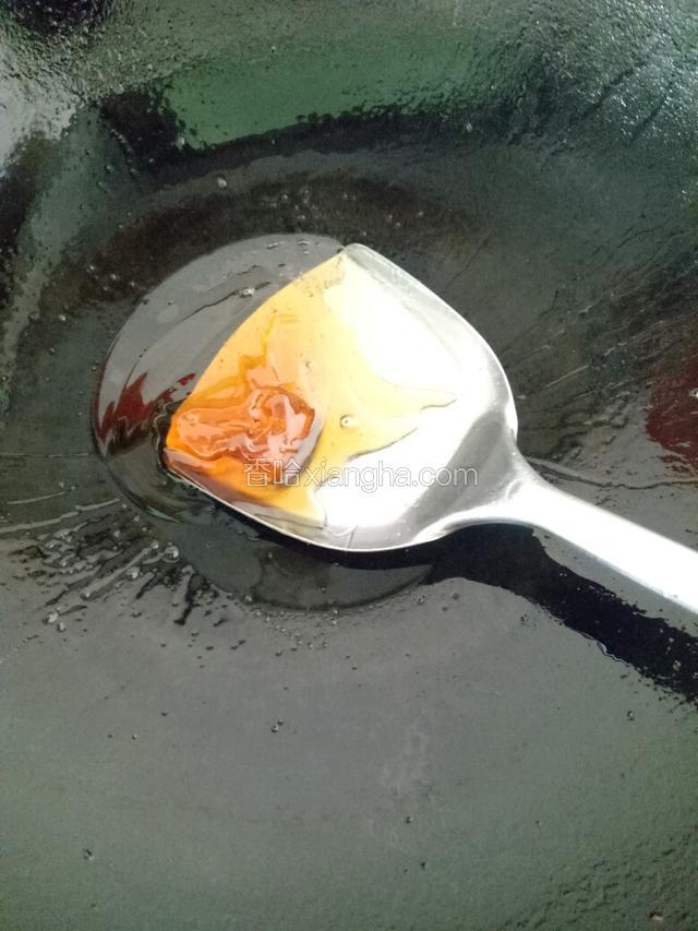 往热油里倒进适量麦芽糖和水。
