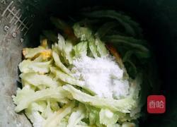 苦瓜炒肉的做法图解2