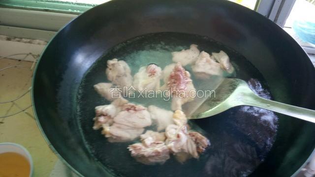 鸡肉放锅里汆烫，去掉血水