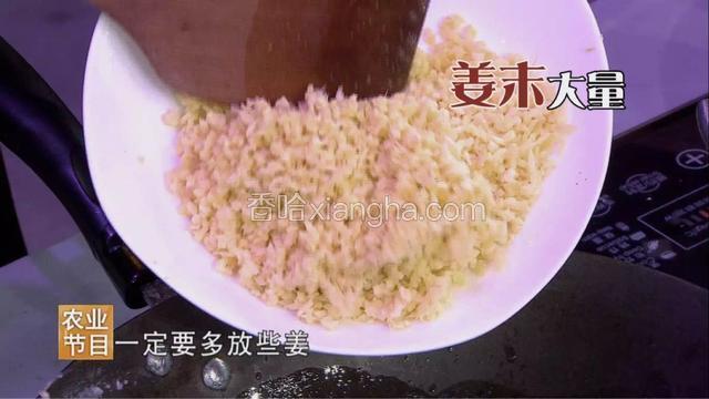熬制海鲜麻辣底料：锅中加入少许底油烧热后加入牛油增香，再加入菜籽油，放入大量老姜姜末、豆豉。