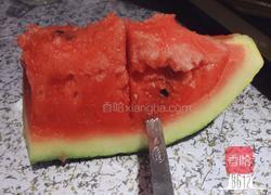 冰镇西瓜饮的做法图解1
