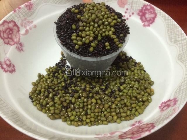 准备绿豆和黑米各一杯