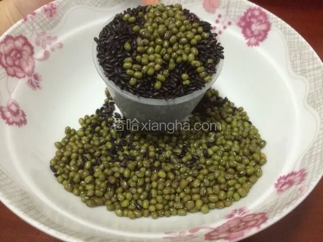 准备绿豆和黑米各一杯
