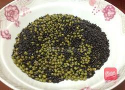 绿豆黑米粥的做法图解2