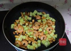 腰果花生炒虾的做法图解4
