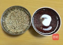 薏米红豆粥的做法图解2