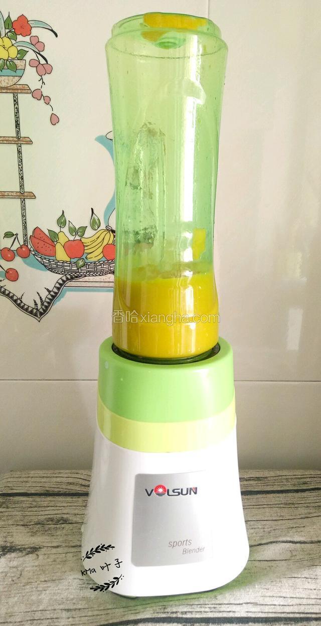 芒果粒里倒进冰粒，用料理机一起打成冰冻芒果酱。