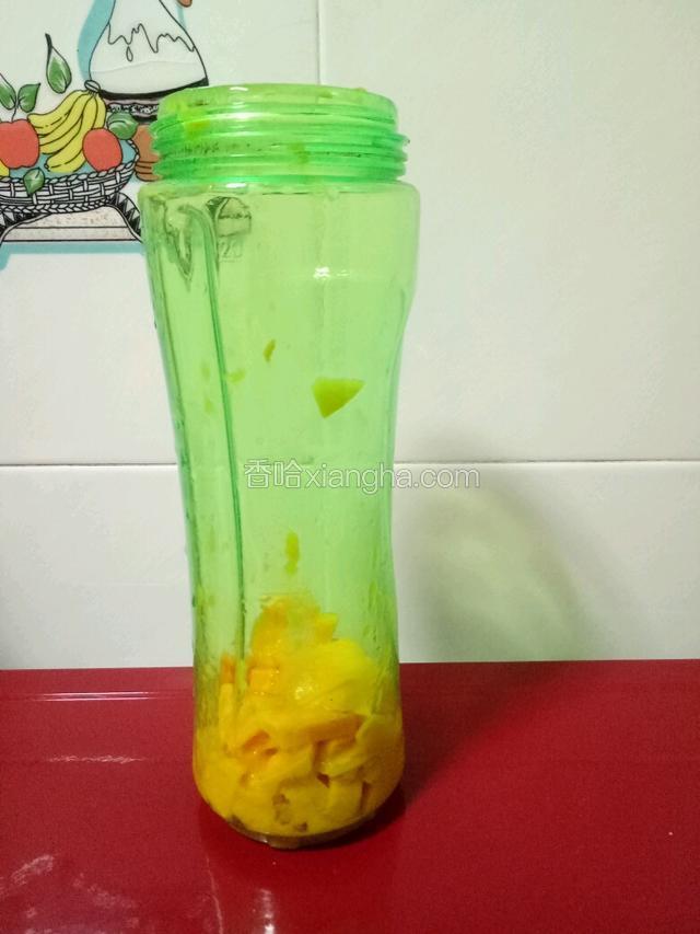 放进料理机杯子。
