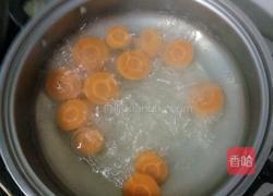 胡萝卜蒸饺的做法图解1