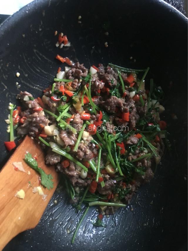 把香菜放入