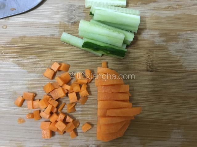 把胡萝卜，青瓜，去皮洗净切成小丁，葱切小段备用。