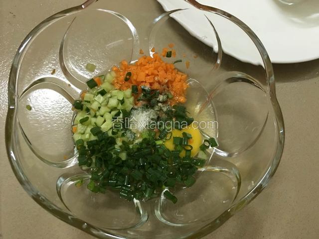 碗里打入鸡蛋把切好的材料与调味料一起加入碗里