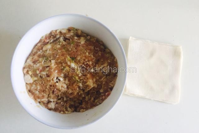 煮熟的香菇过冷水，然后用手挤出多余水分剁碎，和牛肉馅混到一起，加入味极美，鸡蛋，蚝油，盐，顺着一个方向搅拌，让肉馅充分上劲，准备买回的馄饨皮开始包制