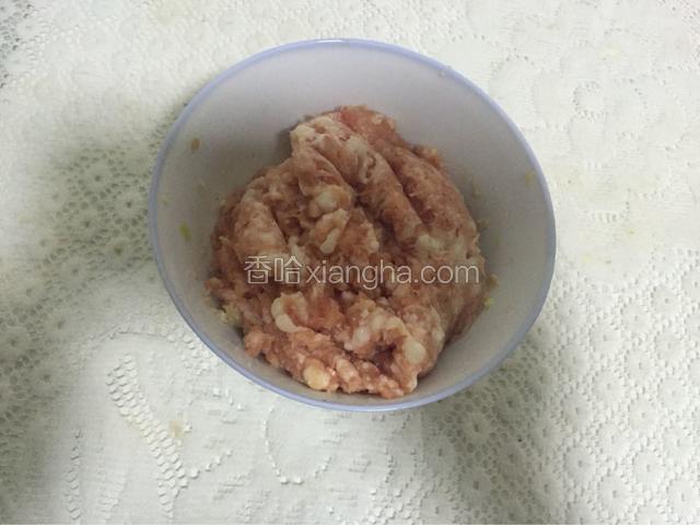 牛肉洗净剁馅，把葱姜切末放倒牛肉馅里