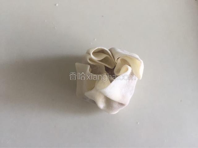 用手轻轻一挤就可以了