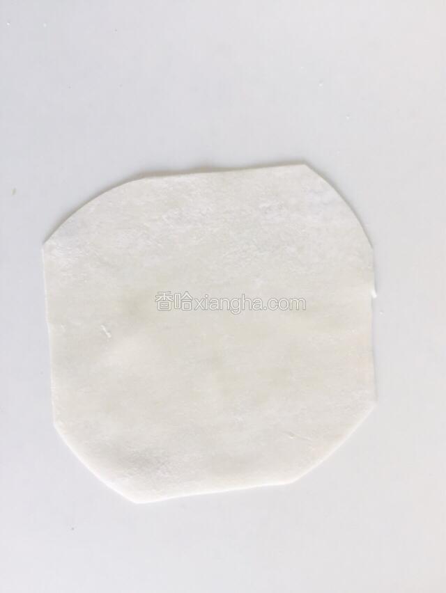 拿一个馄饨皮，用剪刀剪去四个角