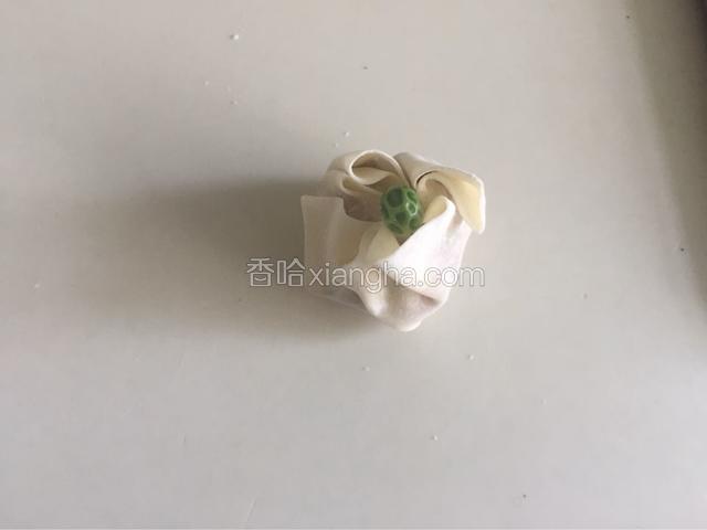 上面放上豌豆点缀