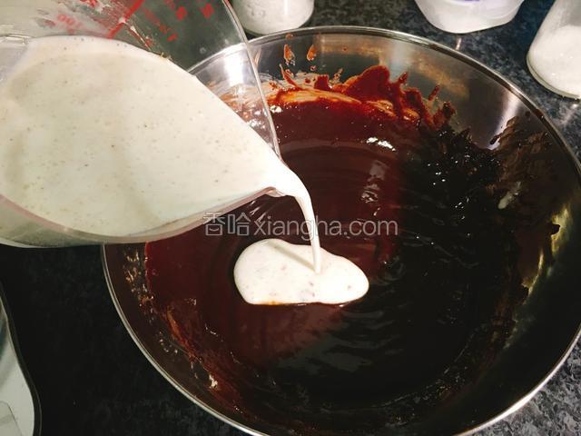 倒入牛奶酸奶混合液搅拌顺滑