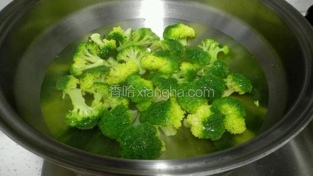 西兰花洗净切块，开水下锅煮3分钟