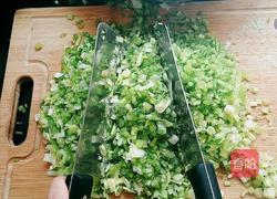 猪肉芹菜香菇木耳水饺的做法图解3