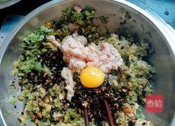 猪肉芹菜香菇木耳水饺的做法图解5