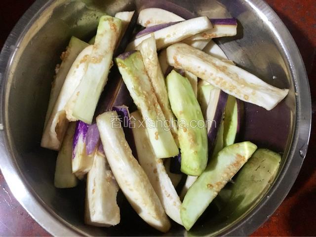 茄子放入少许盐抓匀杀水