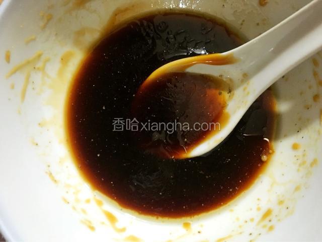 酱油、老抽、蚝油、胡椒粉和清水一起调成酱汁备用