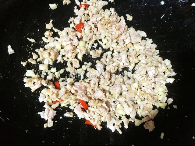 放入肉末炒至变色