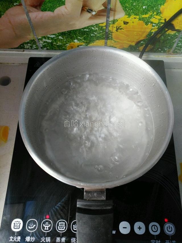 先烧开水煮宽面条备用。