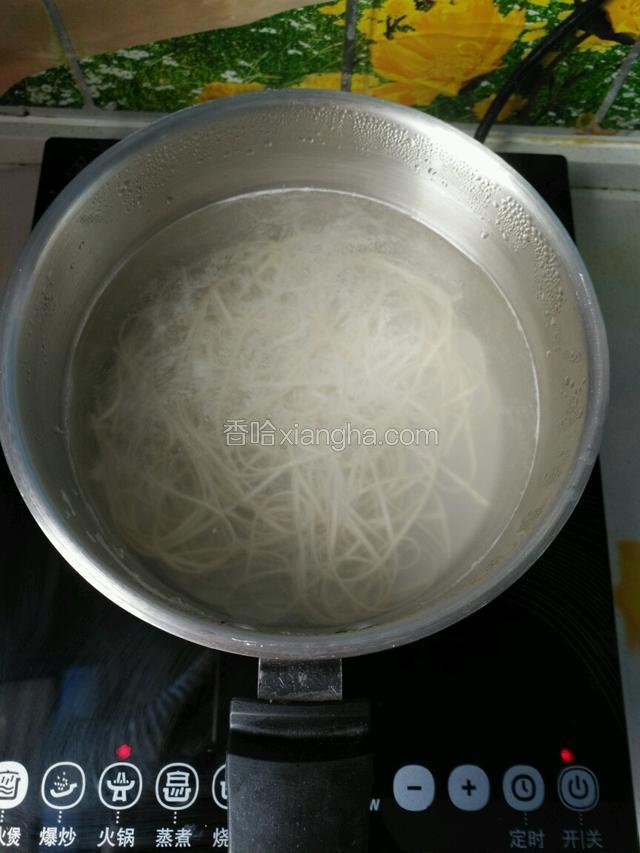 水开后下入宽面条。