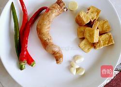 臭干子烧肥肠的做法图解1