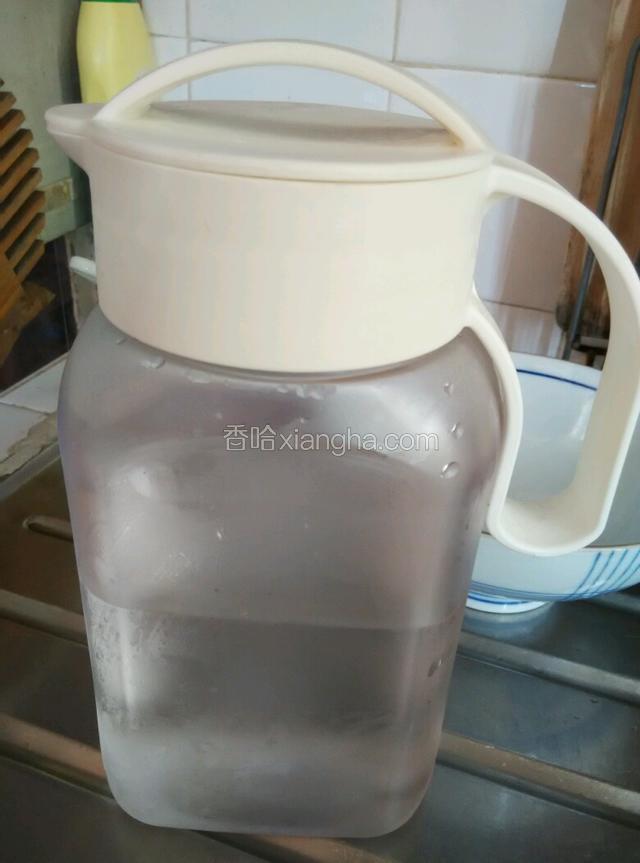首先 在煮西米前把純淨飲用水放入冰箱雪凍（煮好的西米過篩用）