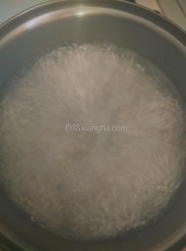 把水燒開煮西米，水一定要多 起碼是西米的10倍以上，這樣西米就有足夠的水份，一定要把水煮滾放西米，大火煮2分鐘，邊攪拌邊煮；然後熄火蓋上蓋子燜25分鐘，待西米變透明
