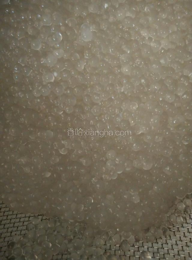 這時西米燜透明用冰水過篩用（西米過篩不要一次性把冰水倒完，這總會另西米散熱效果不好；要分多次倒入冰水，另西米達到冰凍的感覺又彈牙）