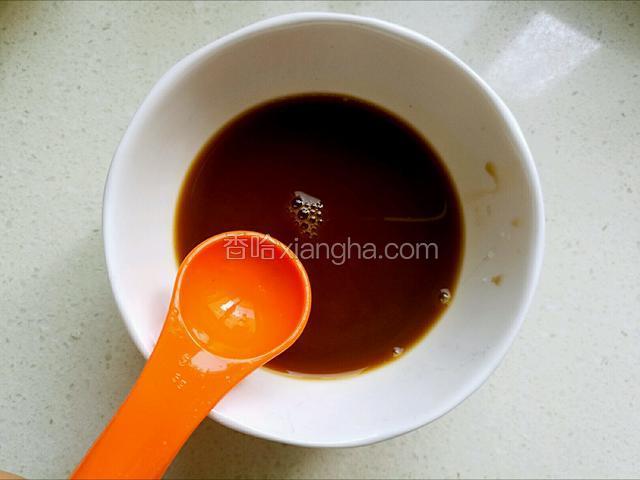 取一只碗，放一勺料酒，二勺酱油，三勺醋，四勺白糖，五勺清水和适量淀粉，勾兑成糖醋汁。