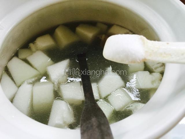 加入适量的盐开大火继续煮，可以不盖盖子，防止溢锅。
