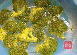 西蓝花炒肉的做法图解1