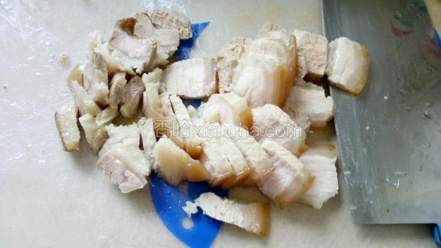 五花肉先水煮一遍再捞起切成薄片