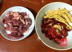 红枣枸杞党参炖猪心的做法图解3