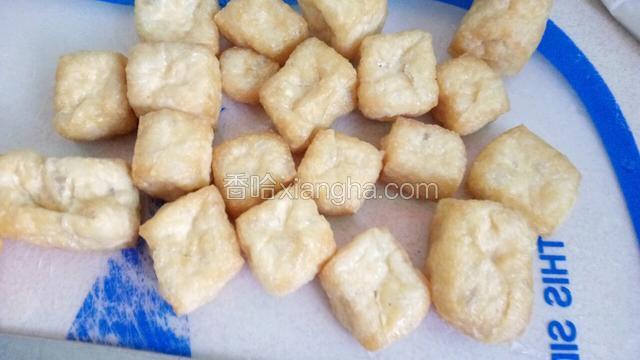 油豆腐切破，利于吸收汁水