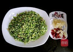 蒜香豆角花的做法图解2