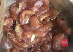 青椒爆炒腰果肉丝的做法图解3