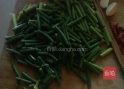 回锅肉炒蒜苔的做法图解2