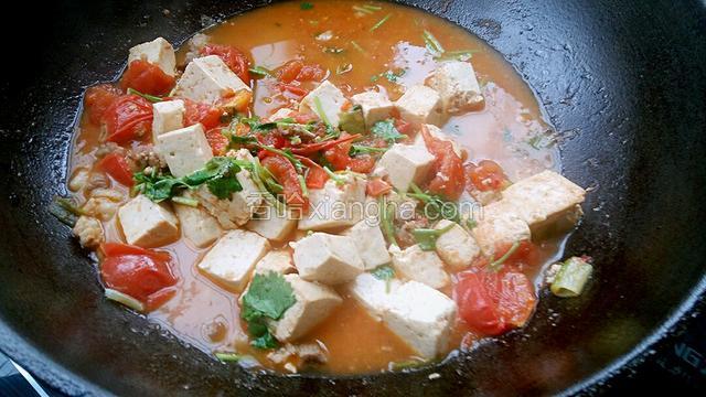 加适量清水炖三分钟，再加盐和味精，关火后放入香菜叶。