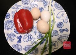 甜椒炒鸡蛋的做法图解1